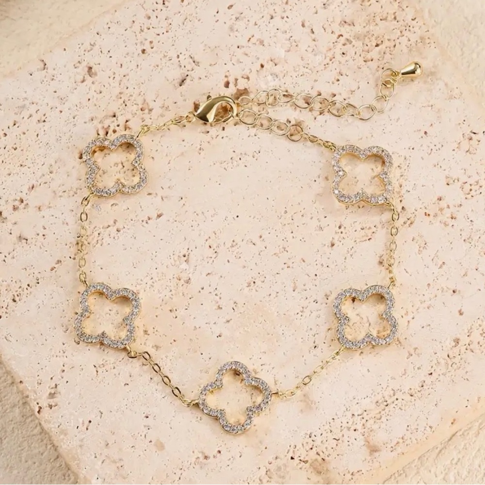 Elegant Gold and Silver Flower Bracelet new in a box gold plated - Picture 4 of 15